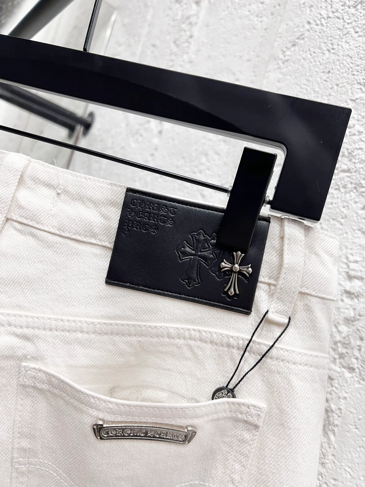 P220 Style No.: H92 Chrome hearts & Chrome hearts 25ss black leather white pants cross patch leather jeans CH Chrome hearts double knee cross patch leather bo1 version logging pants straight work pants B136 Chrome hearts cross Sanskrit overalls Price 24W level, patch cross flower embellishment, high waist washed jeans! ! Absolutely high-end luxury products, 1.9W level god-level single products, super popular products, made by top heavy industry, not to be missed. About Zangyin, this is an extremely luxurious fashion brand, which can also be called the nobles of the high street. It has always been an exclusive brand of some hipsters or rich second generation. Compared with ordinary high streets, it is more luxurious and noble. Compared with luxury brands, it has a more fashionable personality and has always been a brand that I have a special liking for. Imported yarn is custom-woven into a high-density twill canvas. While ensuring a stiff silhouette, the fabric feels very delicate. It follows the B01 classic silhouette. The upper body is stiff and stylish. The ready-made garments are stone-ground and fermented and can be matched with any style. Buttons and zinc-brushed washables are genuine YKK retro metal products. Double-layered canvas on the front. Perfect details. All hardware is perfect. Size: 30-32-34-36 Color: white pants and black leather